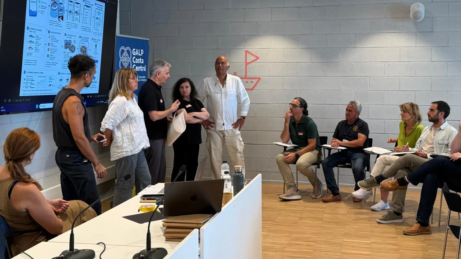Un equip defensa la seva proposta davant del jurat al tancament de la jornada