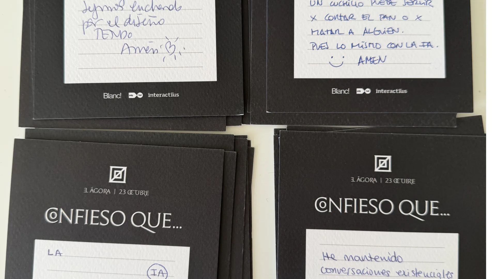 Diverses targetes de l'Àgora amb la capçalera «Confesso que…» sobre una taula, algunes emplenades a mà amb confessions anònimes sobre l'ús de la intel·ligència artificial.