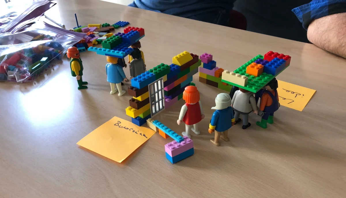 Imagen de una sesión de co-creación con usuarios para resolver con ellxs un reto de diseño.